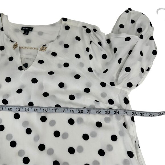 Torrid  Polka Dot V-Neck Chain Detail Top Blouse SZ 2XL  3/4 Sleeves White/Black - Picture 5 of 10